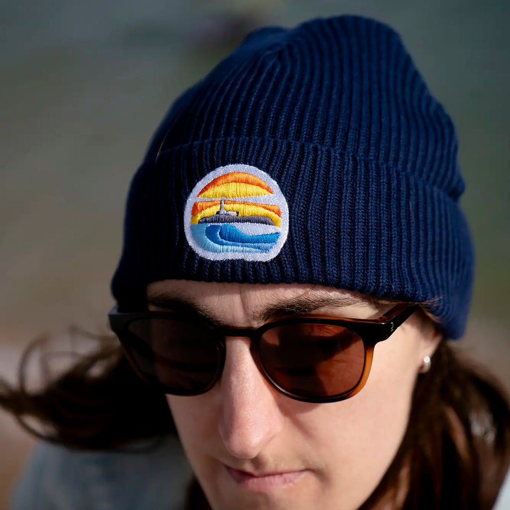 Beanie Gorro azul marino parche isla mouro