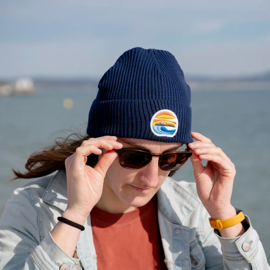 Beanie Gorro azul marino parche isla mouro