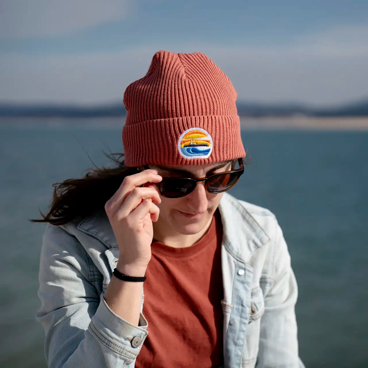 Beanie Gorro terracota parche isla mouro